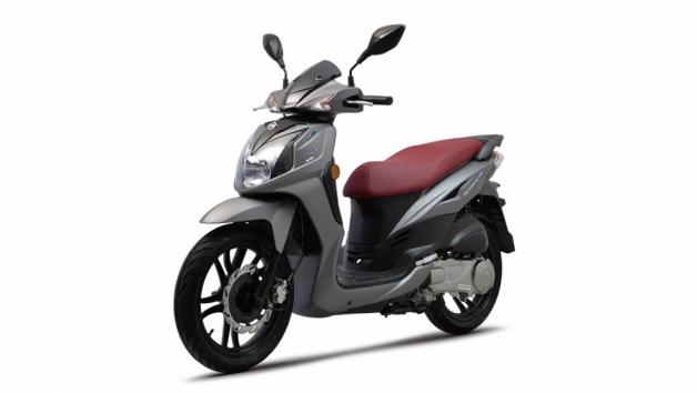 Το Sym Symphony SR 125 υπόσχεται να σας μεταφέρει καθημερινά με ταχύτητα και ασφάλεια στο κέντρο της πόλης.